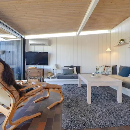 Two-bedroom Holiday In بيت للعطل